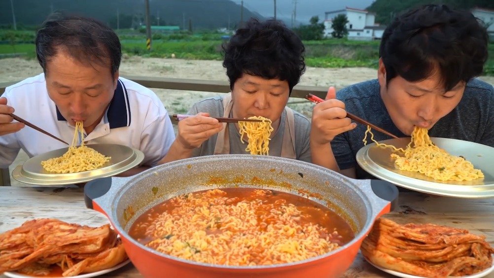 韩国一家三口吃播